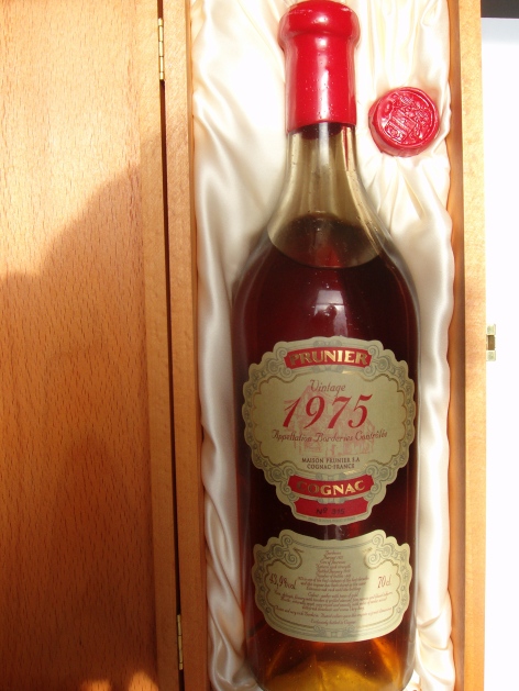 Un altro cognac millesimato - un raro cru Borderies brut de fut 1975 - 43,9° alc.  Maison Prunier -  L'etichetta riporta l'imbottigliamento nel 2010, invecchiato perciò 35 anni.